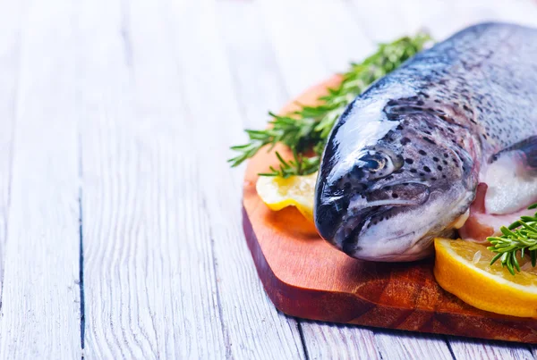 Roher Fisch auf dem Tisch — Stockfoto