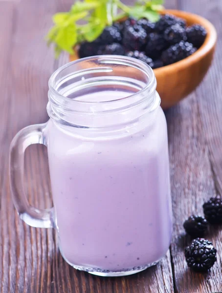 BlackBerry yoghurt in glas — Stockfoto