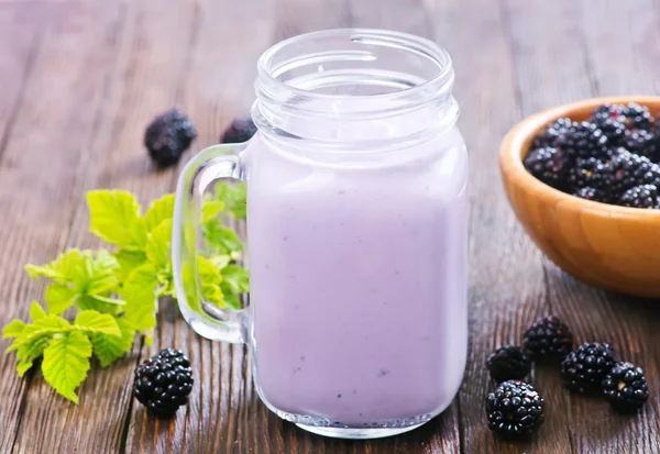 Blackberry yogurt in glass — Stock Photo, Image