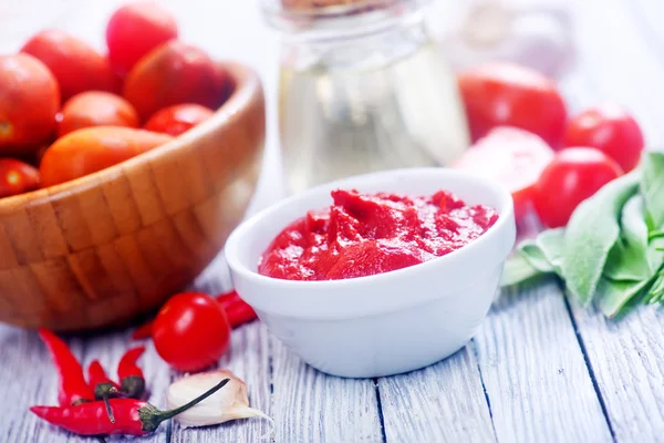 Tomatensauce in Schüssel — Stockfoto