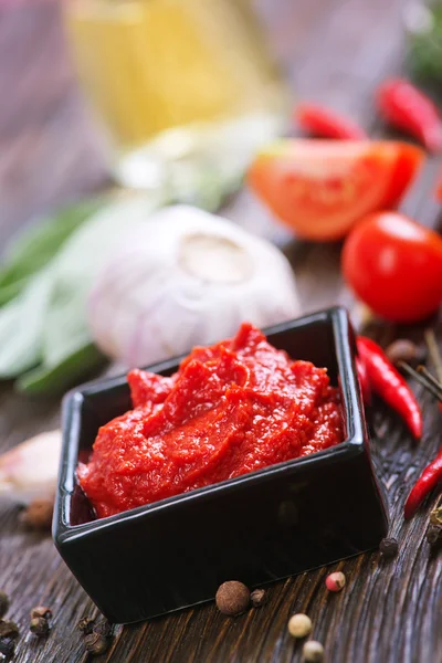 Tomatensauce in Schüssel — Stockfoto