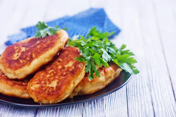 Schnitzel auf schwarzem Teller — Stockfoto