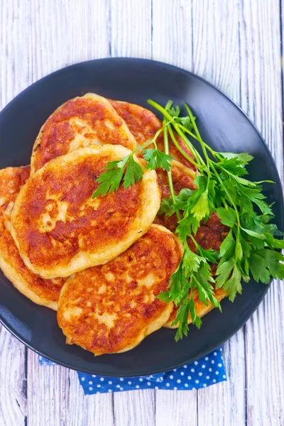 Cutlets on black plate — Stock Photo, Image