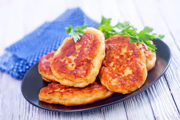 Schnitzel auf schwarzem Teller — Stockfoto