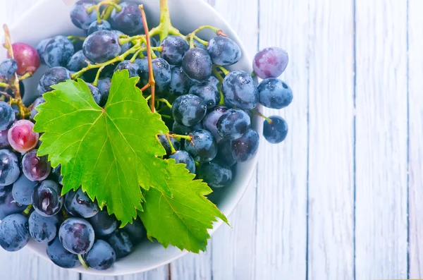 Dark grapes in bowl — Stock Photo, Image