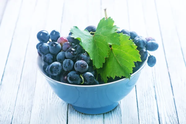 Uvas escuras em tigela — Fotografia de Stock