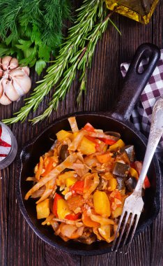 Tavada kızarmış sebze