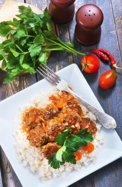 sos ile haşlanmış pirinç