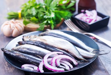 Siyah plaka üzerinde balık