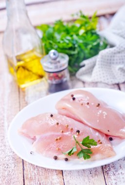 Tavuk filetosu masada.