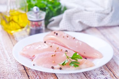 Tavuk filetosu masada.