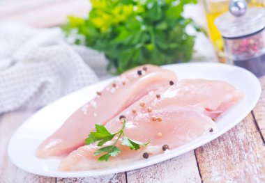 Tavuk filetosu masada.