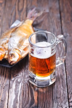 plaka üzerinde balık füme 