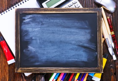 tablo üzerinde okul malzemeleri