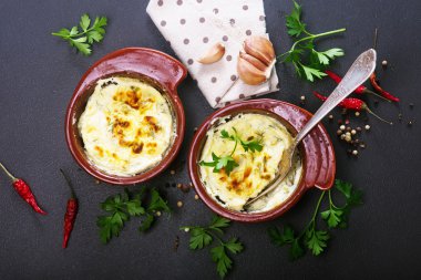 Ekşi krema içinde pişmiş yumurta