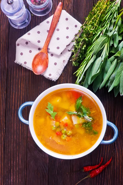Гороховый суп в миске — стоковое фото
