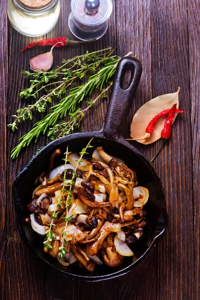 Champignons frits dans la poêle — Photo