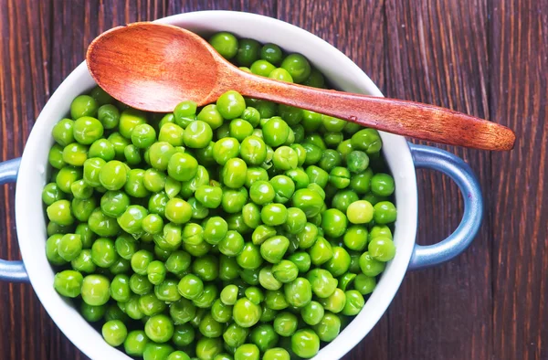 Groene erwten in schaal — Stockfoto