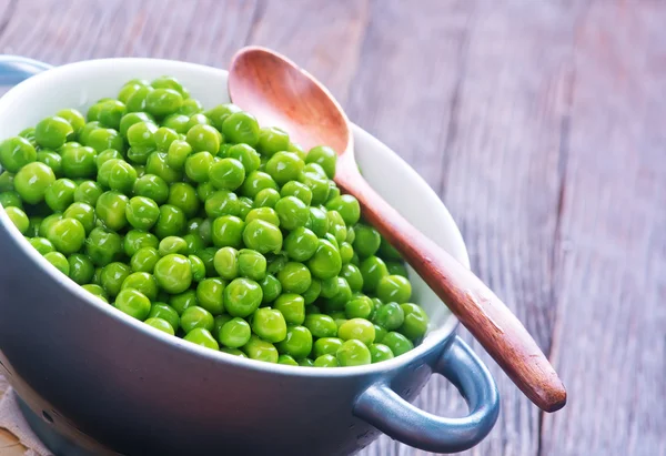 Groene erwten in schaal — Stockfoto