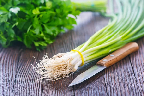 Petersilie und Zwiebeln auf dem Tisch — Stockfoto