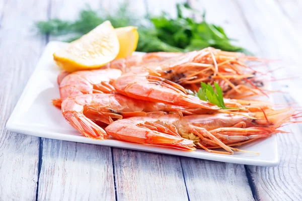 Boiled shrimps on plate — Stock Photo, Image