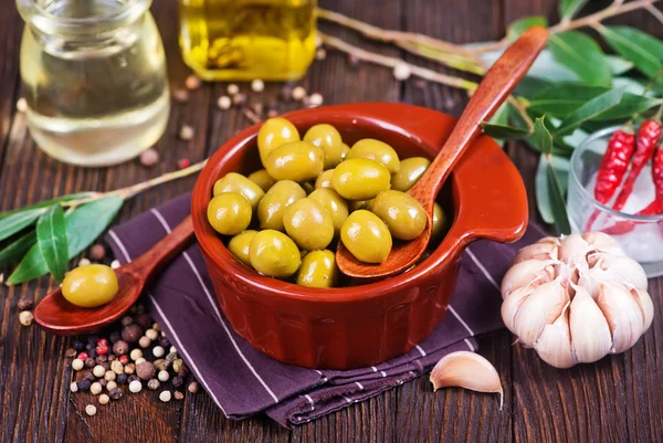 Gröna oliver i skål — Stockfoto