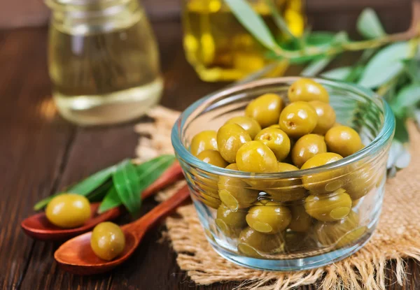 Olives vertes dans un bol — Photo