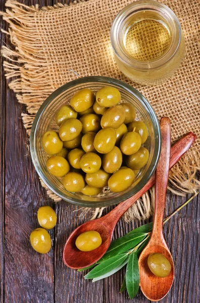 Aceitunas verdes en tazón —  Fotos de Stock