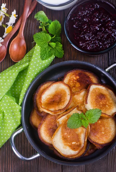 Söta pannkakor i stekpanna — Stockfoto