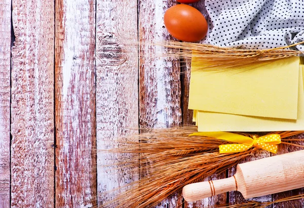 Feuilles pour lasagnes sur table — Photo