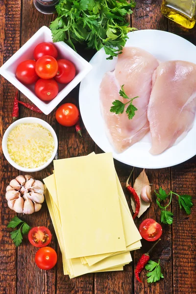 Ingrediënten voor lasagne op tafel — Stockfoto