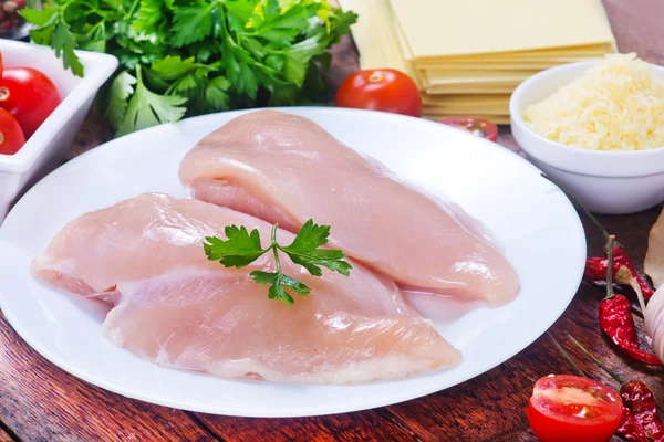 식탁 위에 놓인 닭고기 국물 — 스톡 사진