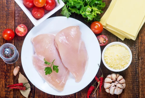 Filete de pollo en la mesa —  Fotos de Stock