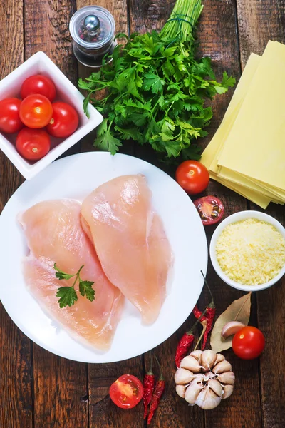 Filete de pollo en la mesa —  Fotos de Stock