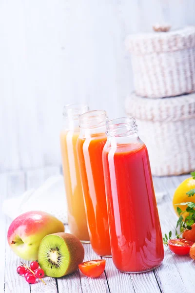 Saft aus Obst und Gemüse — Stockfoto