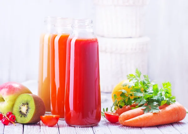 Saft aus Obst und Gemüse — Stockfoto