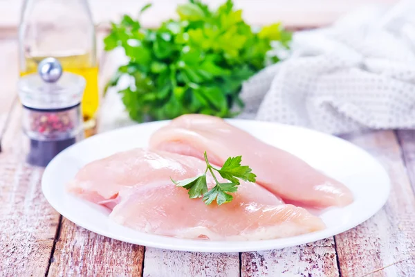 Kipfilet op tafel — Stockfoto