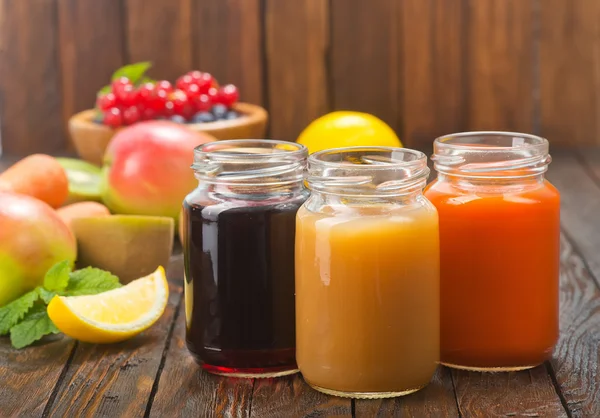 Saft aus Obst und Gemüse — Stockfoto