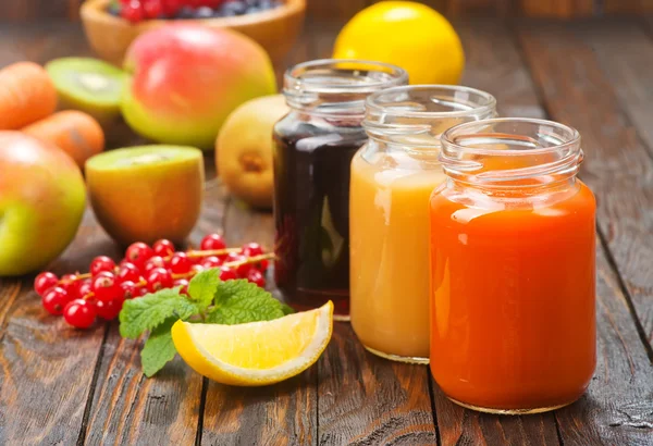 Сок из фруктов и овощей — стоковое фото