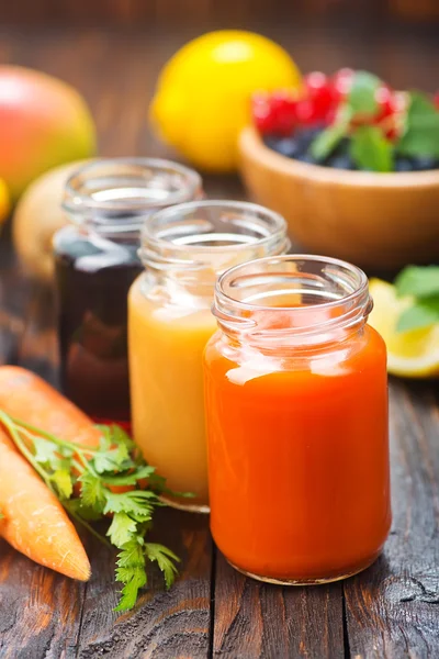 Saft aus Obst und Gemüse — Stockfoto