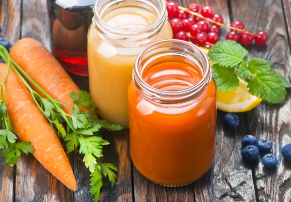 Saft aus Obst und Gemüse — Stockfoto