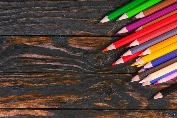 Färgpennor på bord — Stockfoto