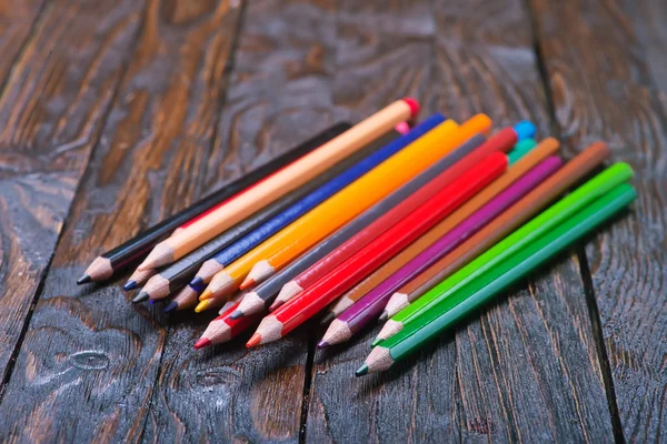 Цветные карандаши на столе — стоковое фото