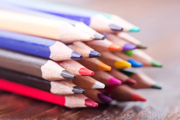 Lápis de cor na mesa — Fotografia de Stock