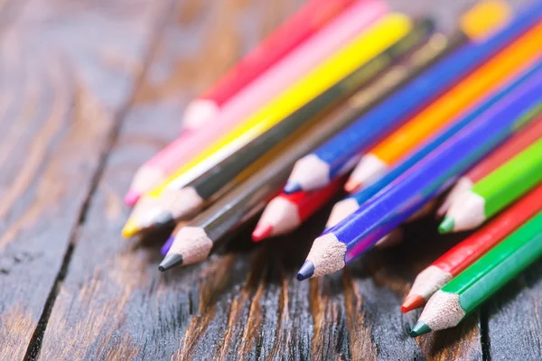 Kleur potloden op tafel — Stockfoto