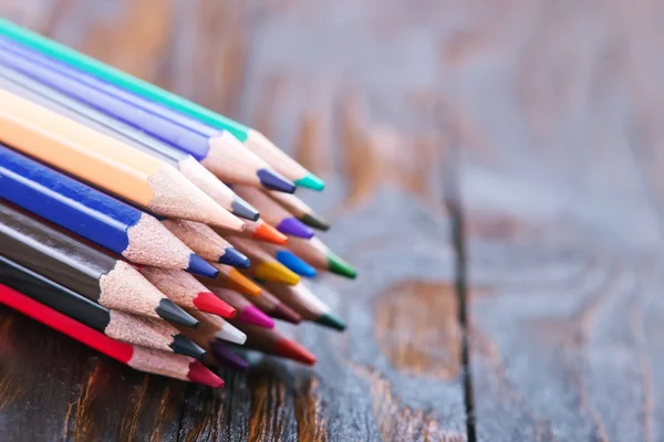 Kleur potloden op tafel — Stockfoto