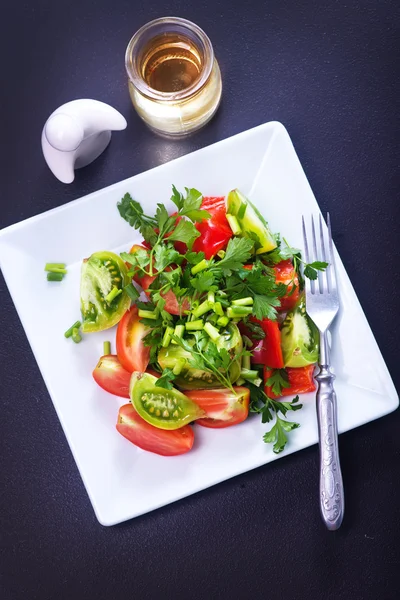 Salada fresca em prato — Fotografia de Stock