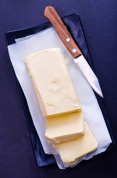Manteiga fatiada no prato — Fotografia de Stock