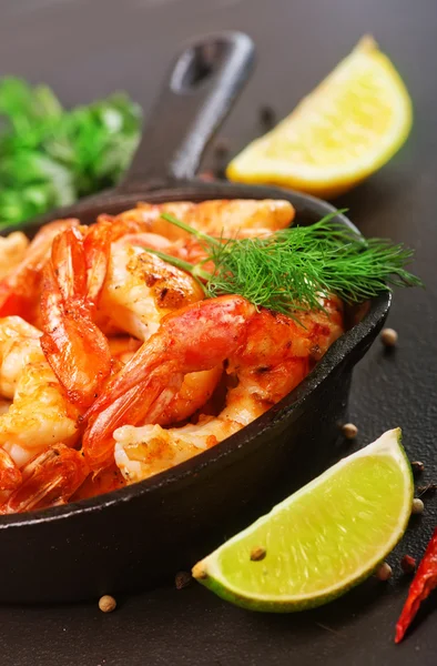 Fried shrimps in pan — Stock Photo, Image