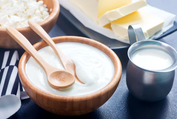 Mjölkprodukter på svart bord — Stockfoto